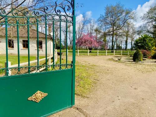 Grand gîte dans un parc arboré gîte à louer Dangé Saint Romain