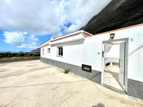 Two-Bedroom House 5, FreeWifi, AC, BBQ, Mountain View gîte à louer Guinea