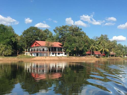 Lao Lake House
