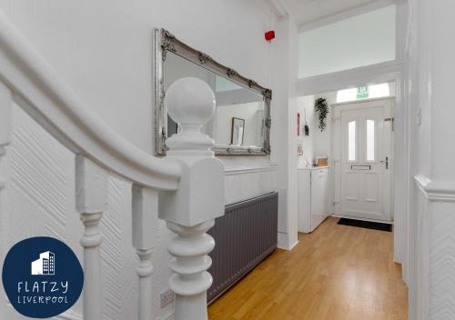 FLATZY - 6 bed Oasis Close to Football Stadiums