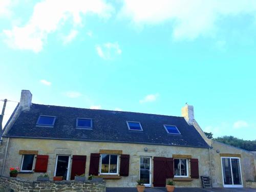 Jolie longère bretonne , à 5 minutes de la plage, vue mer , gîte à louer Brunphuez