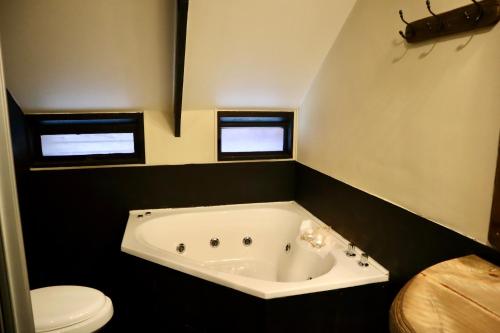 Deluxe Suite with Spa Bath image 4