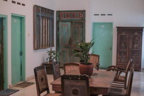 Abrakadabra 747 near Alun Alun Selatan