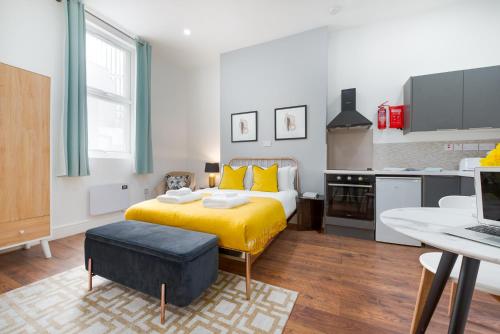 Guestroom, Earl's Court by CAPITAL in Earls Court