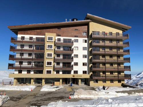 Departamento Valle Nevado 2D1B con hermosa Terraza SKI OUT Edificio LICANCABUR Servicio HOM LCCB607A - Apartment - Valle Nevado