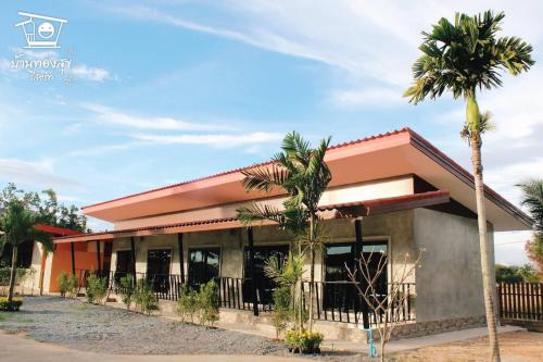 บ้านทองสุข รีสอร์ท near Namtok Phlio National Park