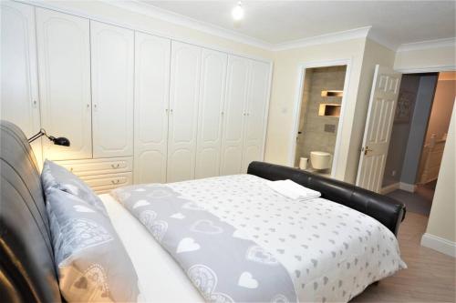 Luxury 5 Bedroom House with Free Parking on Site - Hornchurch