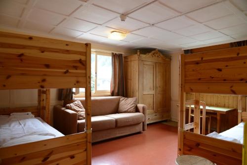 2 bunk beds