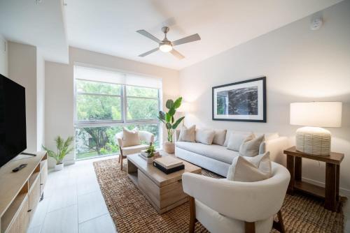 Tucker at Palmer Dadeland Miami near ป่าเวทมนต์ของซานต้า