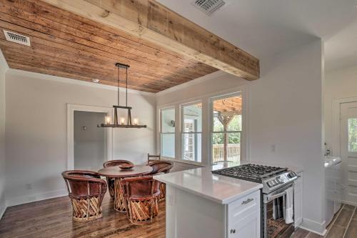 Historic Home with Yard Near St Marys Strip! near San Antonio Állatkert