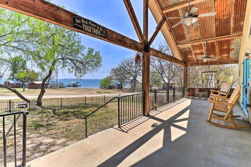 Charming Burnet Cottage w/ Lake View + Porch! in Бернет