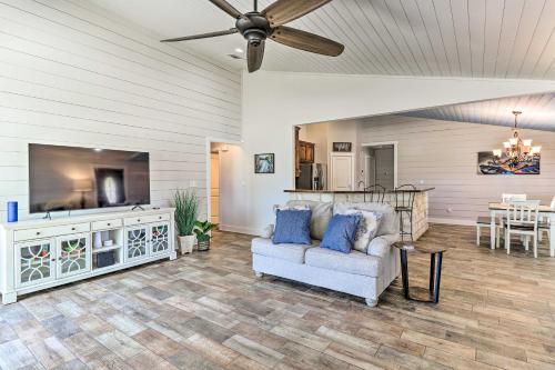 Charming Burnet Cottage with Lake View and Porch! in Burnet, USA