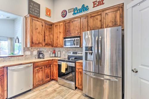 Charming Burnet Cottage w/ Lake View + Porch! in Бернет