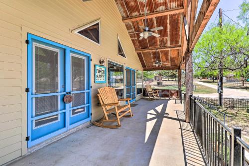 Charming Burnet Cottage w/ Lake View + Porch! in Бернет