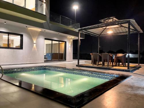 Regency Farm House With Pvt Swimming Pool Surat