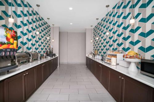 ทัศนียภาพภายนอกโรงแรม, ลา ควินตา อินน์ แอนด์ สวีท บาย วินด์แฮม เวสต์ เมมฟิส (La Quinta Inn & Suites by Wyndham West Memphis) in เวสต์เมมฟิส (AR)