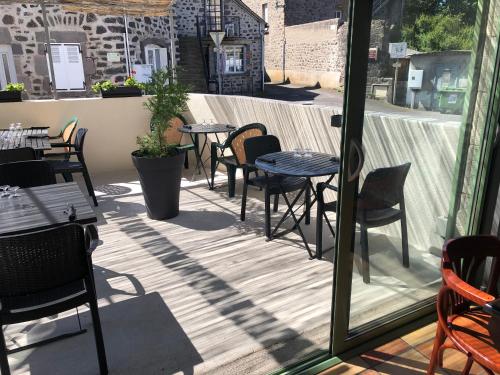 Logis Hotel Le Relais Des Remparts in Allanche