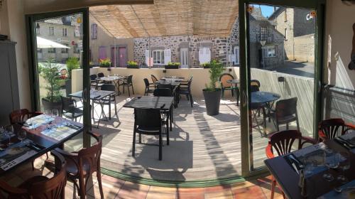 Logis Hotel Le Relais Des Remparts in Allanche