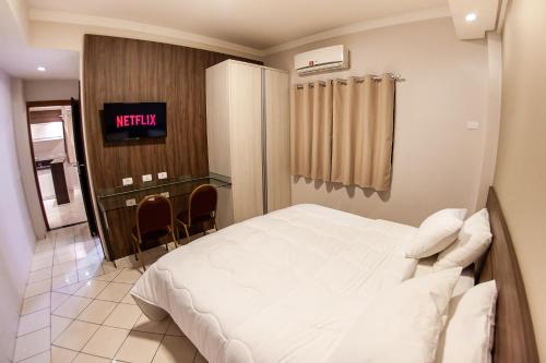 1 queen bed, 2 twin beds