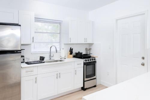 Beautiful Casita with King Bed and private patio Close to Calle 8, MIA Airport, Coral Gables in Miami, USA