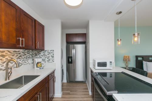 One Bedroom Condos with Lanai near Ala Wai Harbor - Perfect for 2 Guests