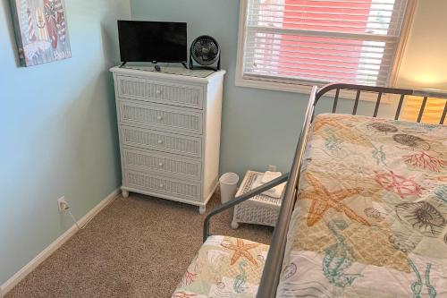 Colorful Emerald Isle Home Just Steps to Beach! Colorful Emerald Isle Home Just Steps to Beach!