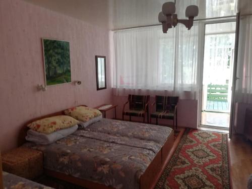 1 queen bed, 2 twin beds