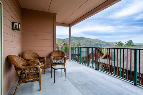The Bear Paw Palace Mtn View and Community Pools in Pigeon Forge, USA
