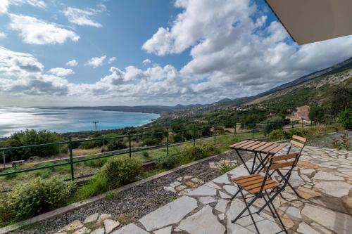 Lorraine's Apartments close to Lourdas Beach