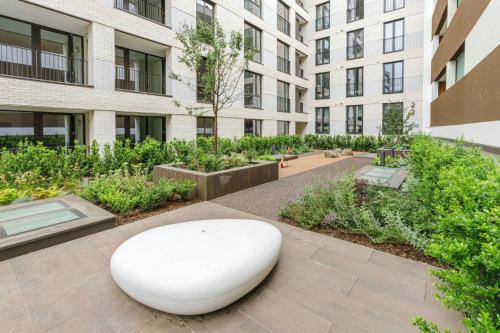 Stylish brand new 3 bedroom apartment in Shoreditch - image 3