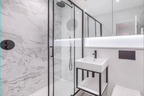 Royal Kensington - Standard 3 bed - image 3