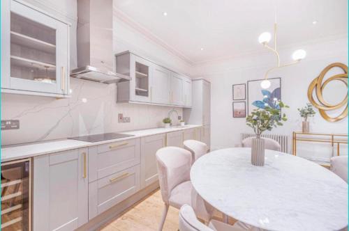 Royal Kensington - Premium 3 bed - image 9
