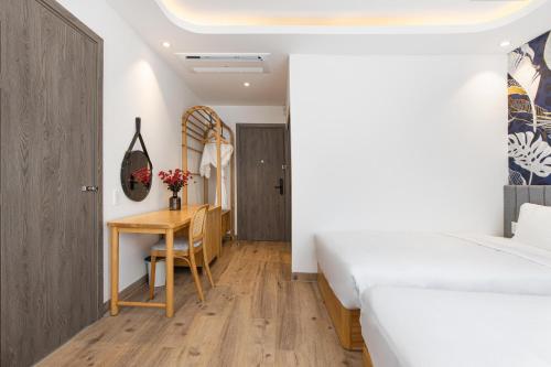 Superior Twin Room image 8