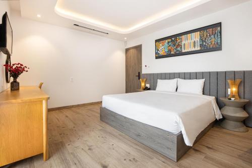 Deluxe King Room image 3