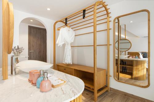 King Suite with Balcony image 10
