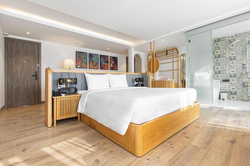 King Suite with Balcony room in H Boutique Hotel Hoi An