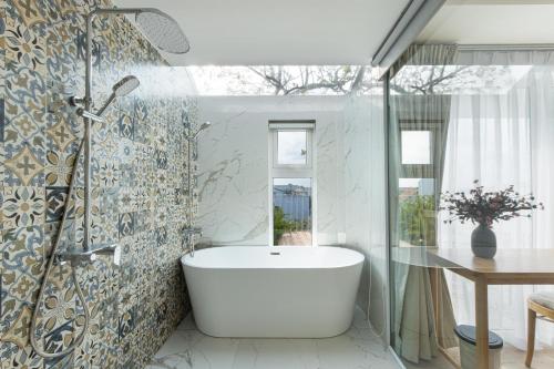King Suite with Balcony image 9