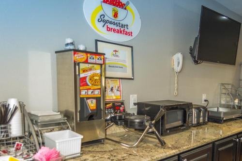 Super 8 by Wyndham Ardmore - image 12