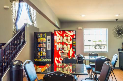 Super 8 by Wyndham Ardmore - image 10