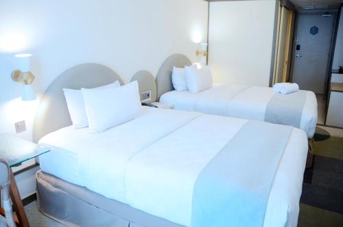Deluxe Twin Room image 5