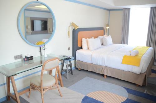 Deluxe King Room image 7
