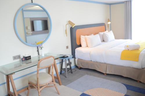 Deluxe King Room image 6