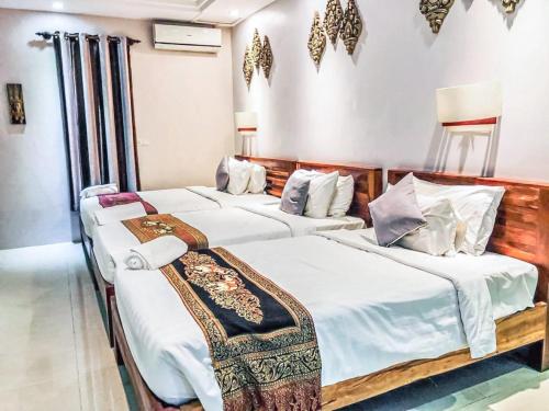 1 king bed, 2 twin beds