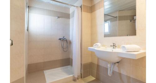 Standard Room with City View image 6