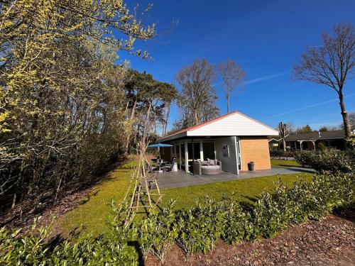 Сад, Fijne plek met eigen bos 2000m2 en GRATIS linnen en handdoeken!! in Денекамп