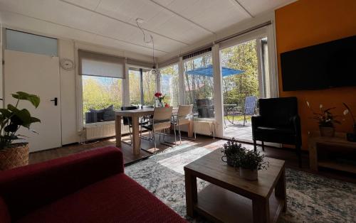Fijne plek met eigen bos 2000m2 en GRATIS linnen en handdoeken!! in Денекамп