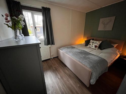 Fijne plek met eigen bos 2000m2 en GRATIS linnen en handdoeken!! in Денекамп