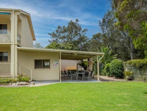 Sunny, 2-bedroom apartment with pool, 200m from Caseys beach