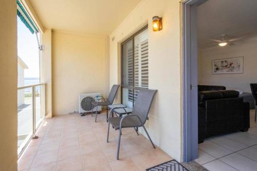 Sunny, 2-bedroom apartment with pool, 200m from Caseys beach