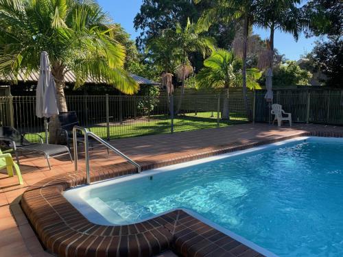 Sunny, 2-bedroom apartment with pool, 200m from Caseys beach